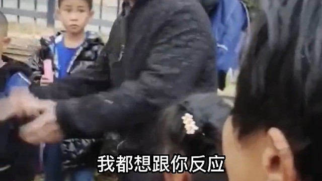 放学后老师给家长布置任务，孩子爷爷现场听到后，激动得假牙都掉出来了！