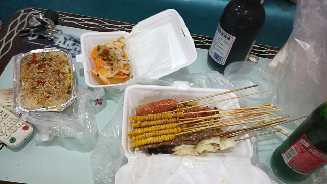 来看阿满的深夜吃播诱惑