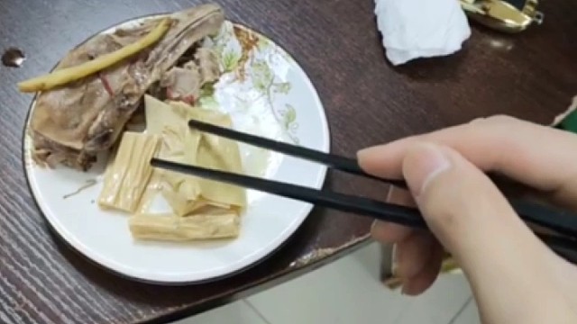 吃饭夹菜手抖