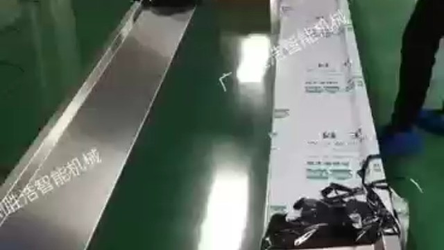 化妆品流水线客户处师傅安装现场