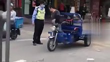 城区三轮车禁行路人好心提醒，小哥误以为路人是挑衅