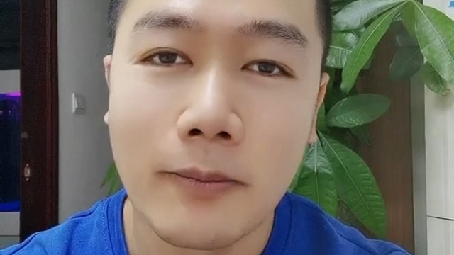 怎么赚钱，包租公，包租婆
	
1，首先，他们找公寓是很讲究的，现在一定是找地铁口附近的，还有人流特别