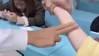 一看就不會(huì)玩，反過(guò)來(lái)，用手背