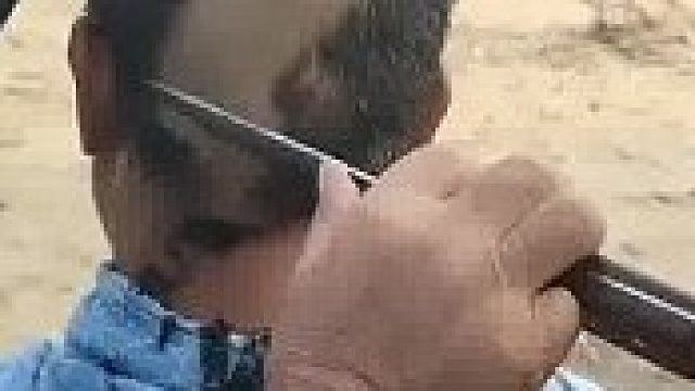 手艺人用刀剃头一气呵成，一个敢理，一个敢让理，网友：这刀是在哪买的？