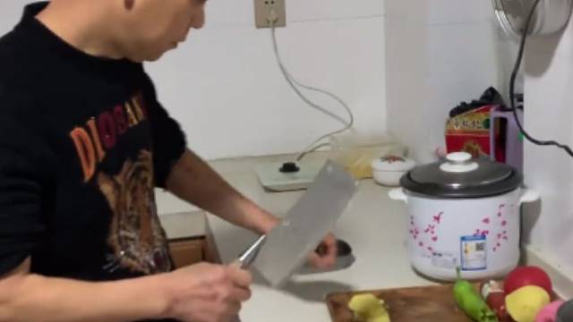 告诉老爸厨房换了声控灯，他炒菜的速度都加快了