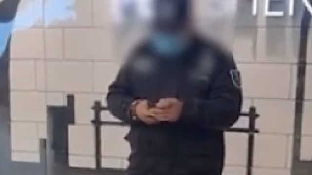 男子商场消费30万商家赠送纸壳箱，保安阻拦：纸壳归商场所有