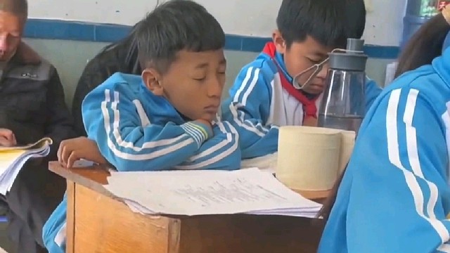 这种氛围都能睡着？果然最后一排出人才