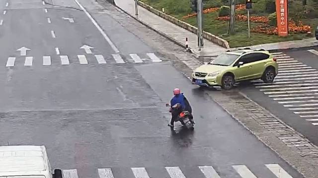 电动车不管不顾闯红灯负全责，幸好有头盔“死里逃生”