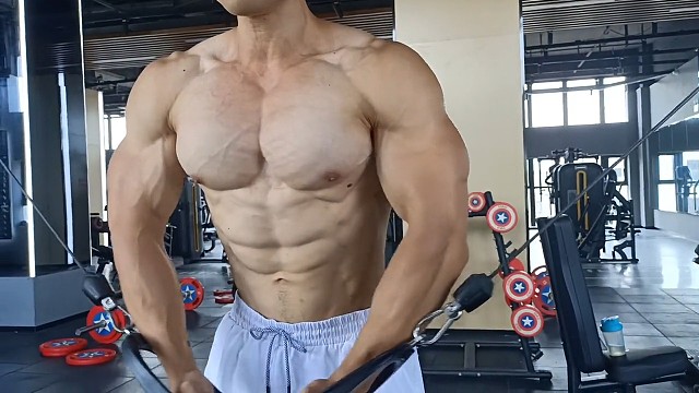 肌肉猛男绳索夹胸训练，打造宽大厚实的大胸肌