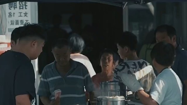 吃肉时一桌人，洗完时一个人，这个世道总有一些没良心的人，吃肉的时候夸肉香，洗完的时候嫌碗脏...