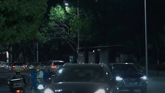 人总要沉下心来，过一段宁静而又自省的日子，整理自己，沉淀再沉淀，然后成为一个温柔而强大的人...