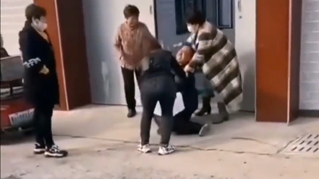 女子不满男方逼迫签订不平等婚前协议，将怀孕五个月孩子打掉装泡沫箱送男方家里，男方家人坐地崩溃大哭～