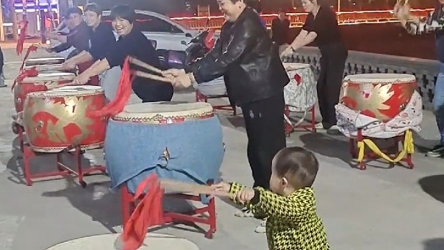 这可爱的小鼓手是怎么做到每一个鼓点这么准的？太可爱了！