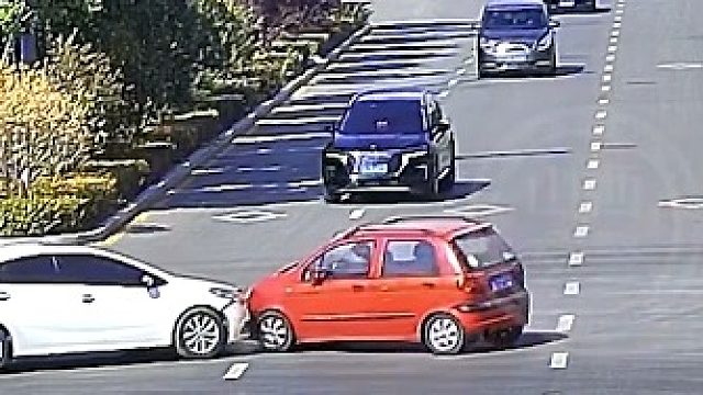 只见红色小车，一个“大瓢”，最后结果出乎意料