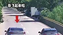 占道行駛飛起來啦！#道路千萬條安全第一條 #交通事故警示錄 #遵守交通規(guī)則珍愛生命 #謹(jǐn)慎駕駛安全第