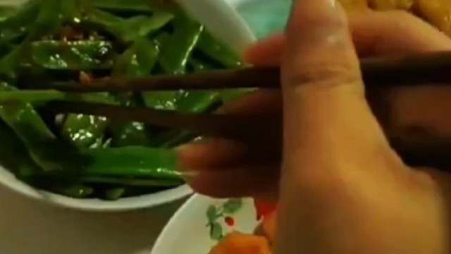 吃饭夹菜手抖