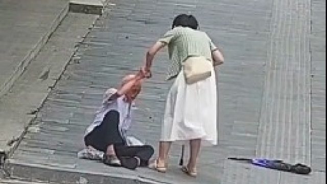 老人在路上不慎摔倒，暖心姑娘的出现让人感动