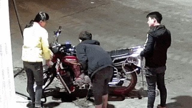 在加油站点火，无知！不要命了？