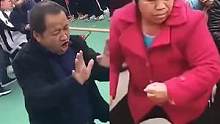 #老師給學(xué)生加油撞臉拔河大媽 看得出來老師已經(jīng)在很努力的加油了
