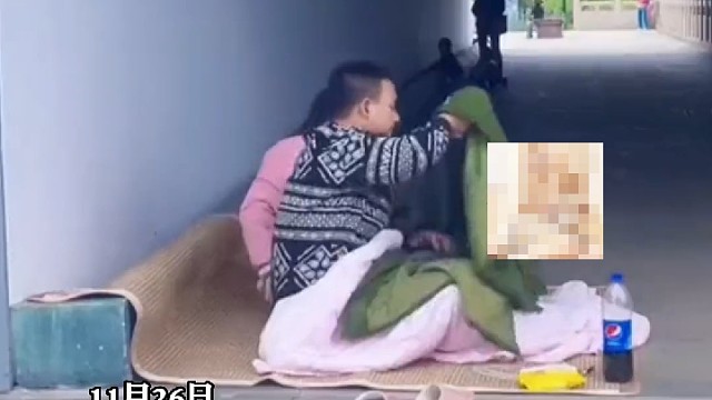 男子创业失败负债280万浪迹天涯，四海为家，妻子不离不弃陪他睡桥洞，网友：希望翻身后不离不弃！