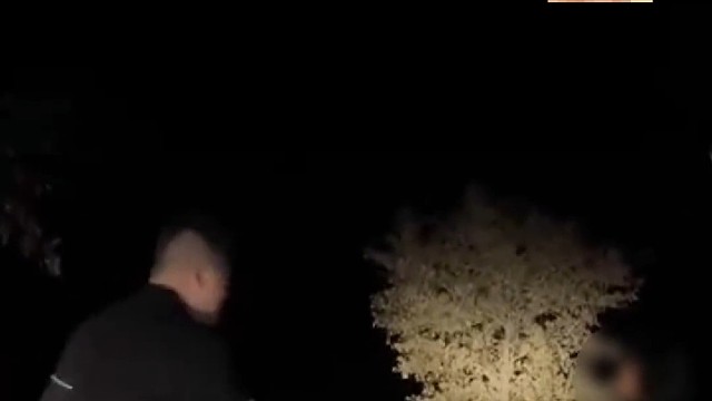 凉山女孩每天放学后晚上捡瓶子赚学费？女孩姐姐：都是假的，对方给了100元诱导拍摄！