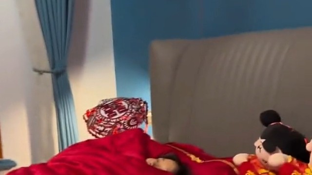 朋友新婚夜陪我们打麻将，让老婆自己先睡觉～网友：现在的婚姻已经没有了洞房花烛夜！