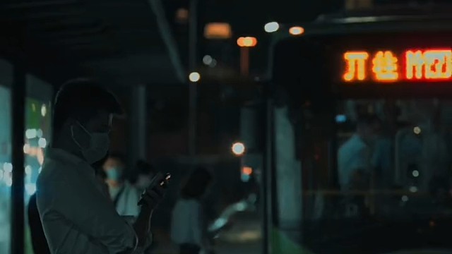 一定要把你在意的东西，看的淡一点，再淡一点，有些事情有些人，只要你不那么在乎了，就不会伤害到你。