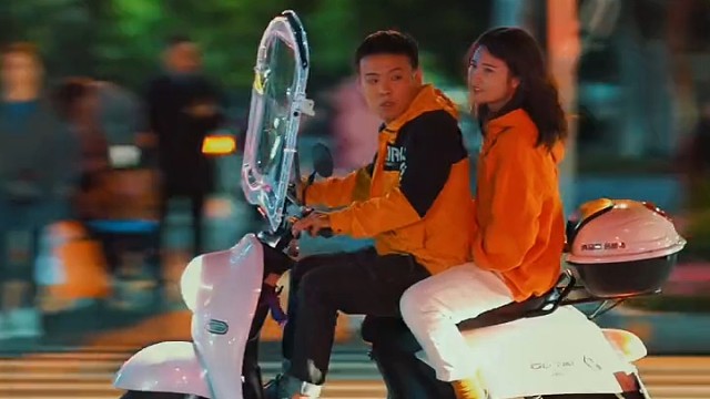 在强势的女人遇到疼她的男人也会柔情似水，如果有依靠，没有谁愿意做女汉子，所以不要说女人强势，只是你驾