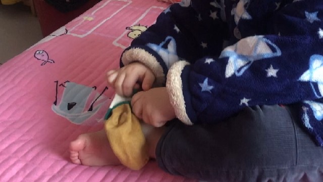 老大两岁学穿袜子