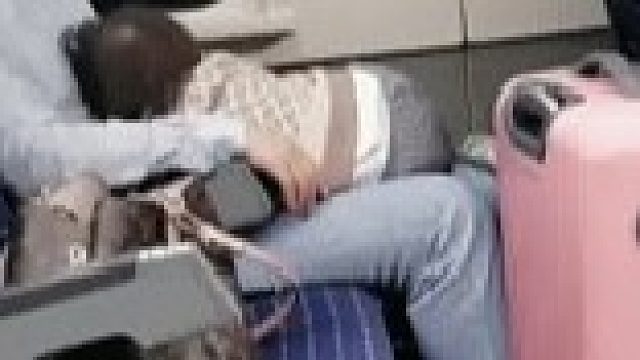 疲惫的母亲带着孩子坐火车，男子站起后的动作让人敬佩