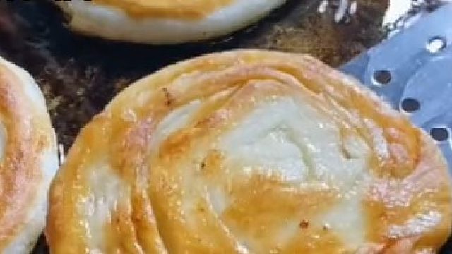 11月29日，高三女生隔墙取自家做的油饼，在宿舍推销被勒令退学，12月1日教育局：已撤销处分恢复上学