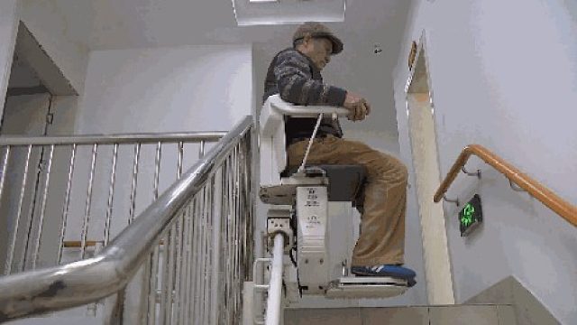 老人不懂乘电梯，从33楼走楼梯下楼