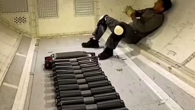 看看你的行李是怎么上飞机的