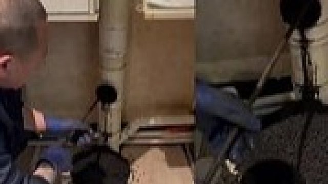女子家中水管莫名堵住，花400元请人打开一看怒了：楼上干了什么