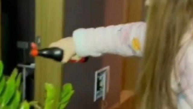 情侣吵架女友砸东西，男子不哄反而还拱火，事后女子举动网友炸锅