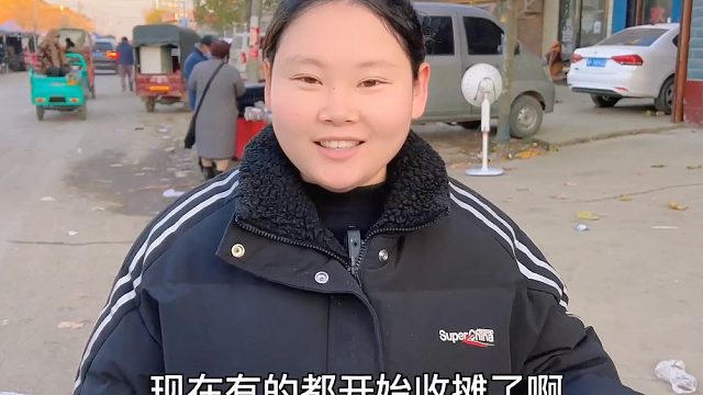 妞妞赶大集为老爸准备惊喜，表哥表姐齐帮忙，老爸露出满意微笑