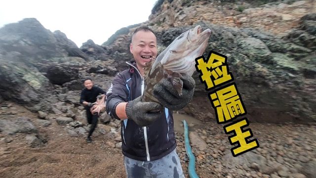 又是大丰收的一天，阿峰又淘到宝捡大漏了，这运气小明自愧不如