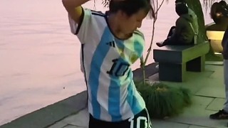 西湖边，一姑娘用手机展示足球惊人“脚法”，网友：男足啪啪打脸～