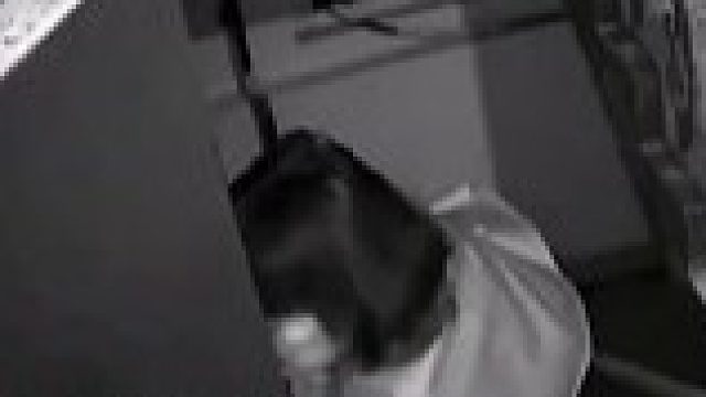 女子每天站邻居门口梳头，头屑头发掉一地