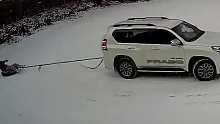 妻子院里开车拉丈夫玩雪，结果下一秒“撞车”撞上空调外挂机