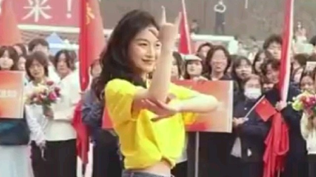 高校运动会开幕式上，体育老师跳舞惊艳全场