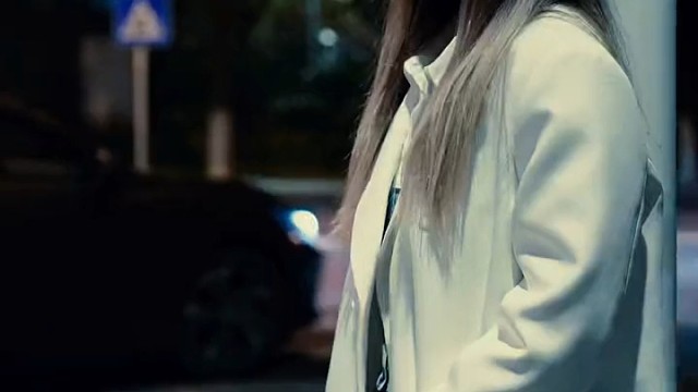 习惯了没人疼、没人爱、没人爱关心的日子。累了自己扛，痛了自己揉，流泪了自己擦，难过了自己撑，除了现在