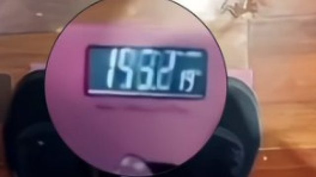 物理老师拍下乘电梯时体重的变化，为同学们展示超重和失重原理！ ​