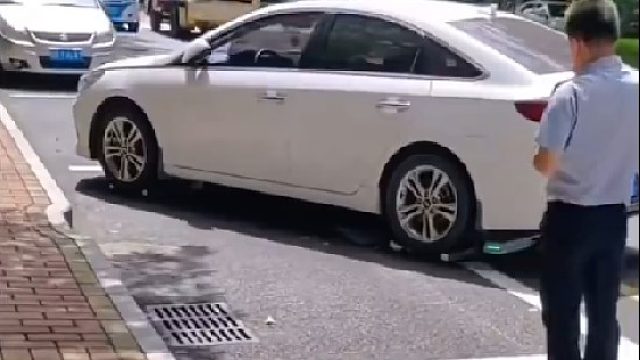 智能挪车机器人街头实操车辆泊车，网友：以后没车位停了，就把别人的车搬出来停自个的