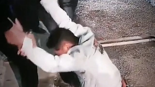 道路施工未放置警示牌，一男子不小心掉入水泥中，网友：这太常见了，路上常常有坑