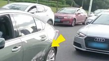 4S店员工擅开客户的车喝奶茶，撞上奥迪车后却要客户走保险，合理吗？