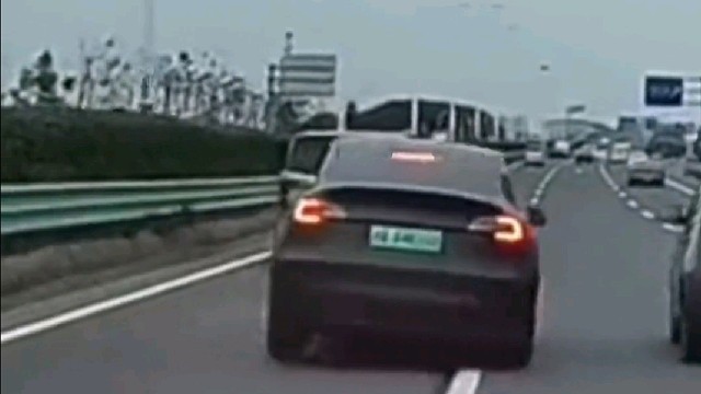 网友：隔着屏幕为司机捏一把汗！