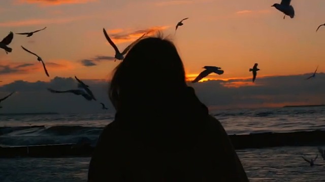 明明是活生生的人，生活却过得像人偶一样无趣。