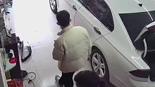 朋友轿车车门凹陷，男子用皮搋子拽一下修好