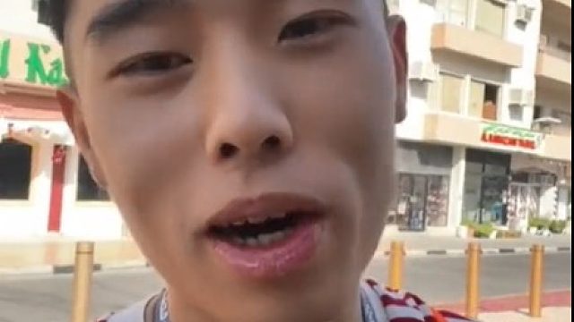 球迷与卡塔尔工作人员聊天，当得知球迷是中国人时，中国球迷被工作人员整破防了